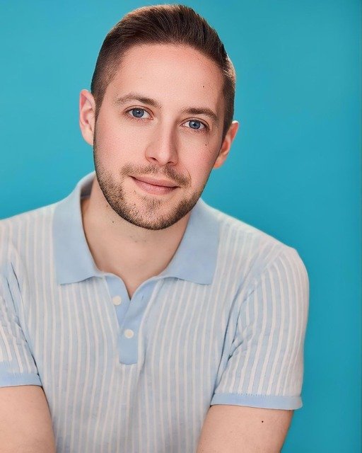 young, man, casual, fashion, portrait, male, guy, model, azul, modelando, pose, posición, barba, hombre, blanco, europeo, castaño, influencer, sesión de fotos, gay, orgullo, lgbt, joven, escolar