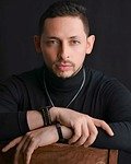 man, attractive, model, fashion, style, portrait, photoshoot, modeling, influencer, mirada, headshot, monocromático, rostro, joven, adulto, persona, encantador, profesional, foto, hombre de negocios, negro, oscuro, fondo negro, estudio fotográfico, instagram